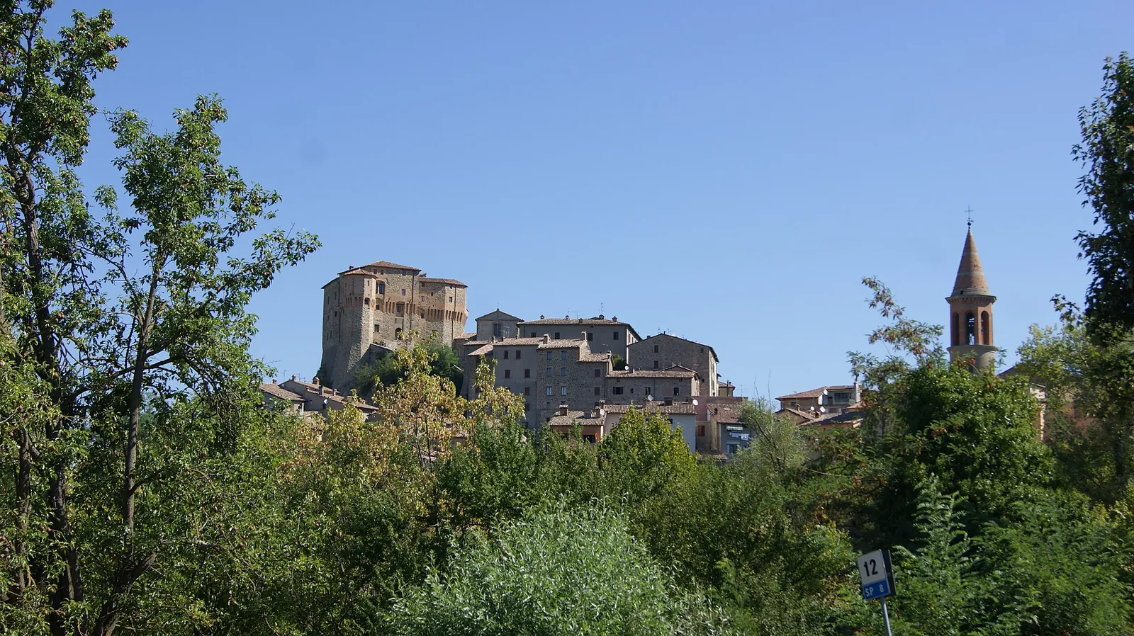Il borgo di Sant'Agata Feltria con la Rocca Fregoso tra il verde della Valmarecchia