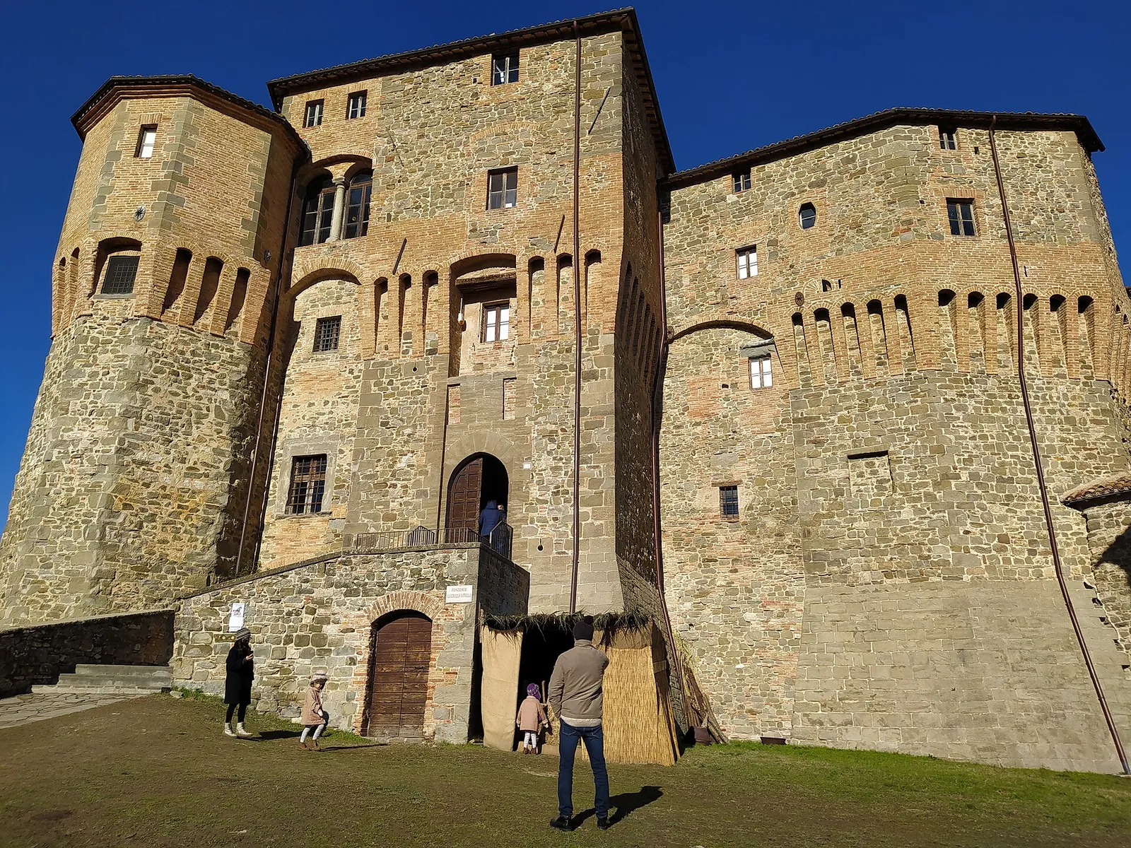 La Rocca Fregoso di Sant'Agata Feltria vista dal prato ai suoi piedi