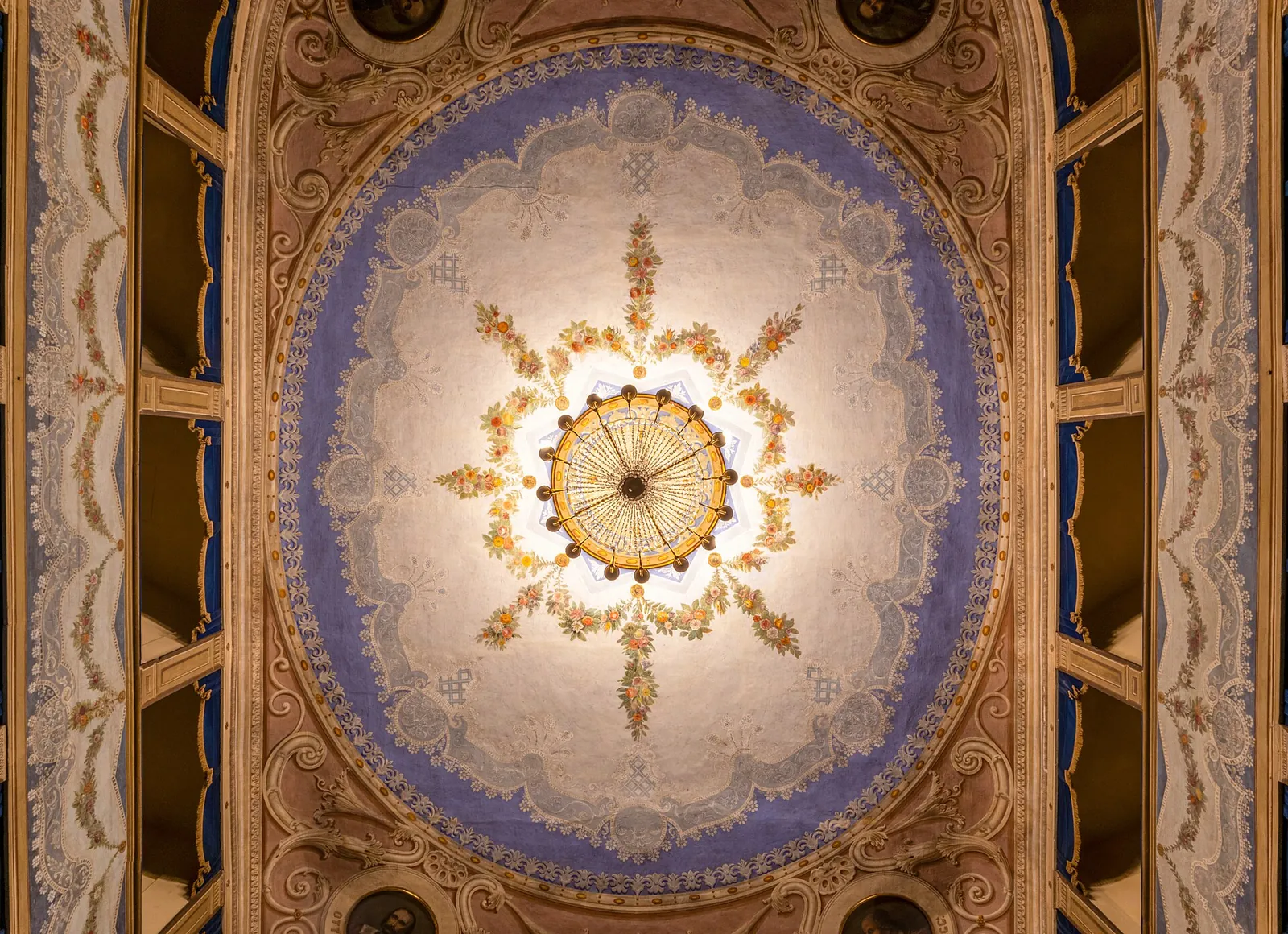 Il soffitto dipinto e i palchi in legno del Teatro Angelo Mariani
