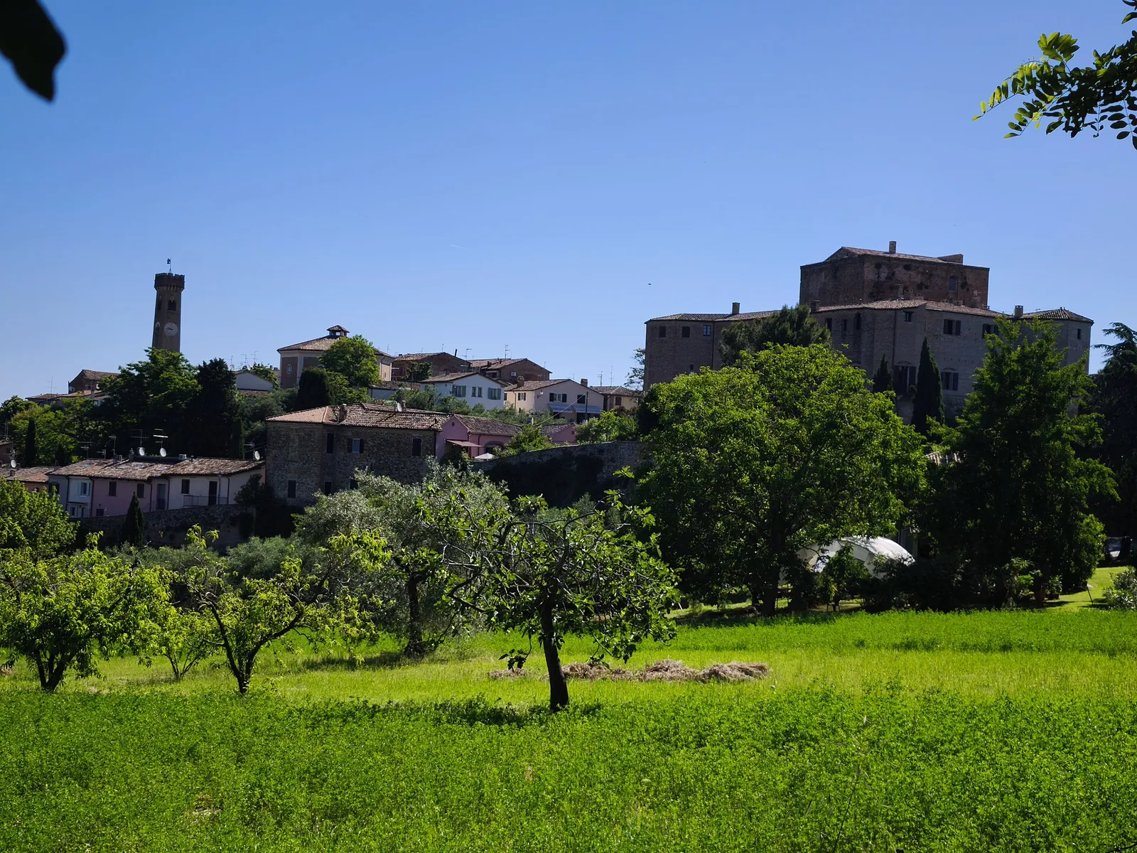 Il borgo antico di Santarcangelo con il Campanone e la Rocca Malatestiana visti dalla campagna