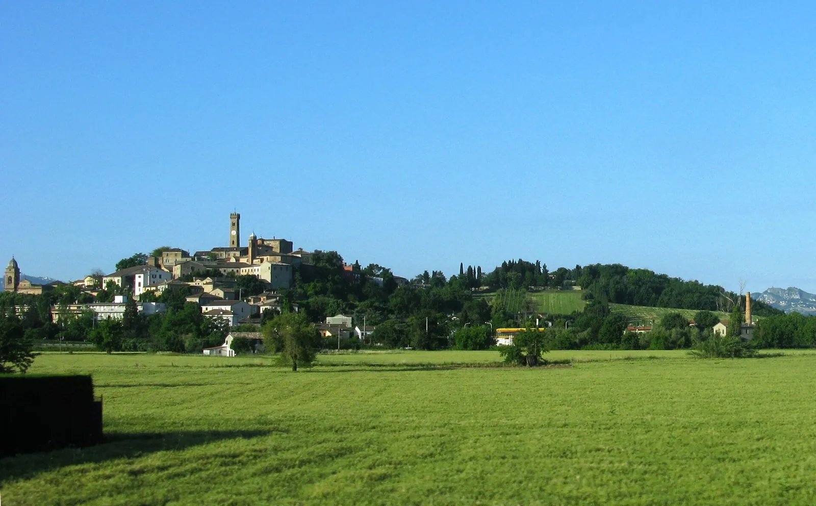 Panorama di Santarcangelo adagiata sul Colle Giove, con il Monte Titano sullo sfondo
