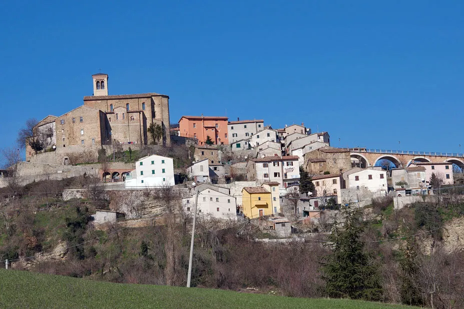 Le village de Talamello sur sa colline, dans la Valmarecchia