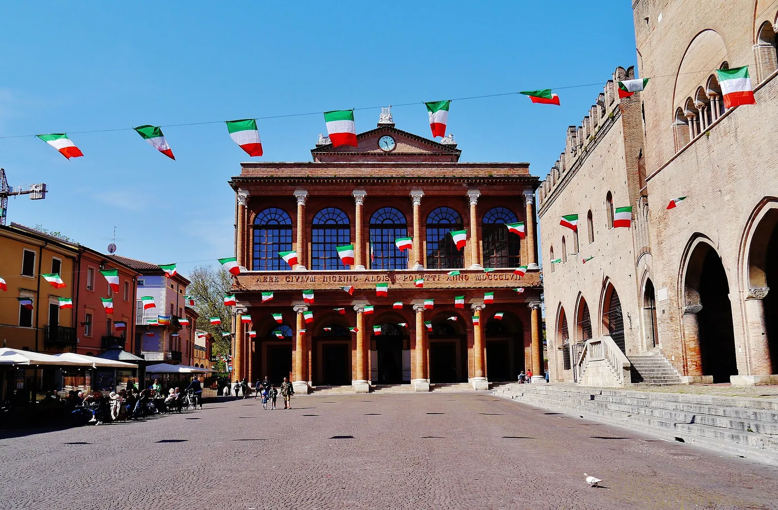 La facciata neoclassica del Teatro Galli e il Palazzo dell'Arengo su Piazza Cavour