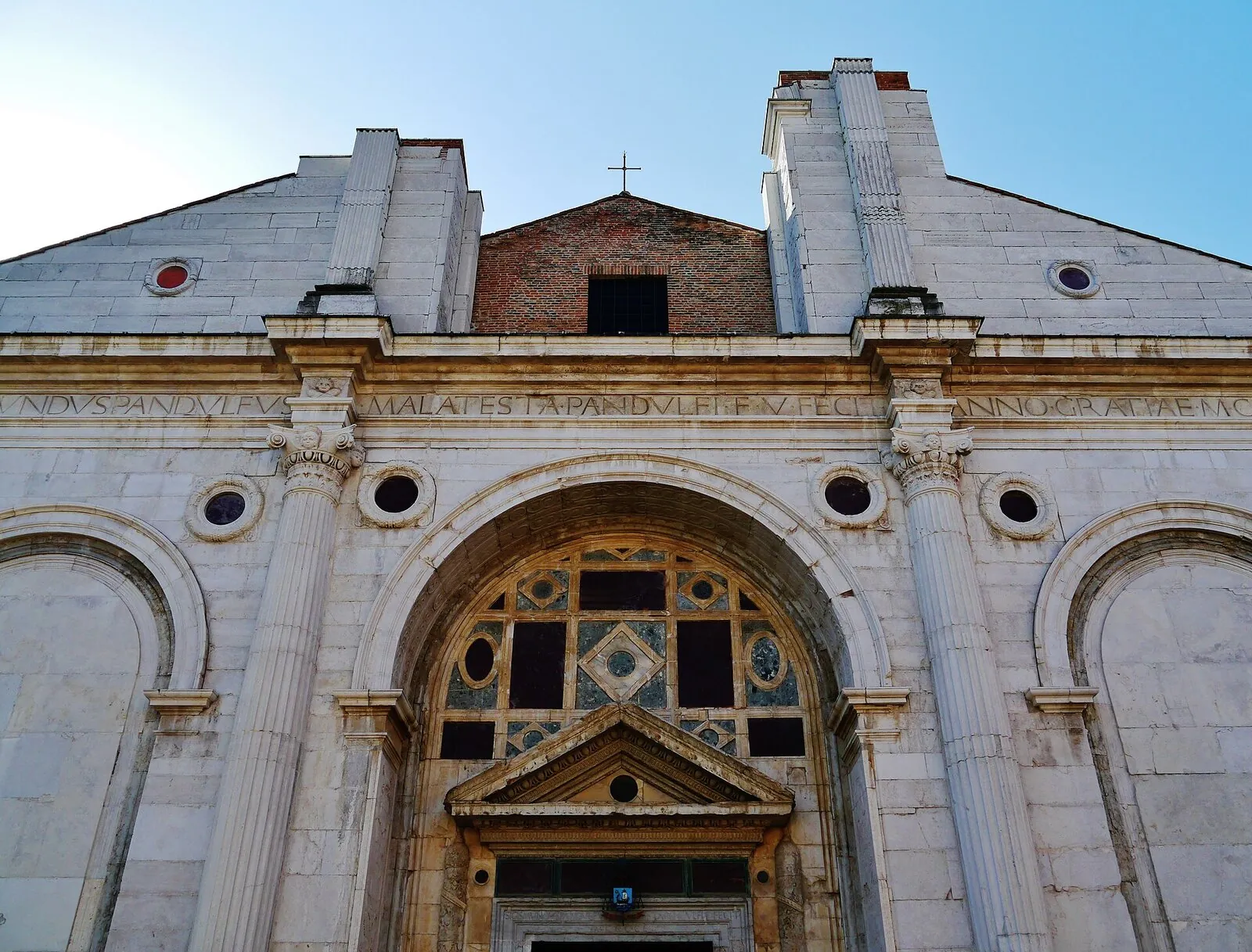 La facciata incompiuta di Leon Battista Alberti con il portale centrale e i marmi policromi