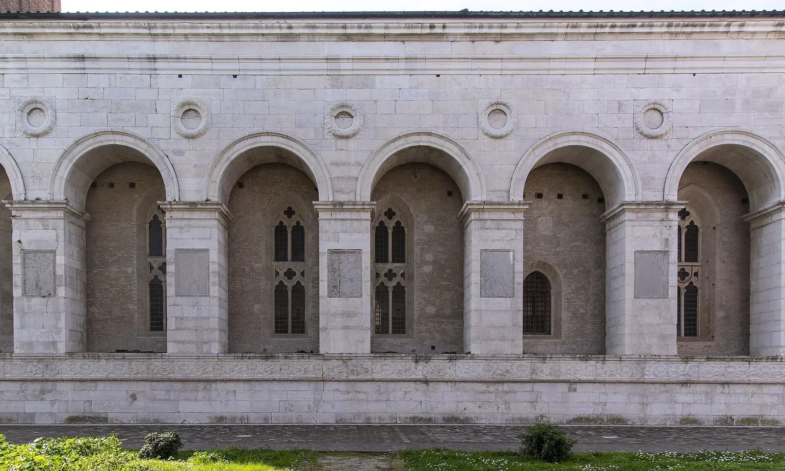 Il fianco del Tempio con le arcate ispirate al Ponte di Tiberio che ospitano i sarcofagi