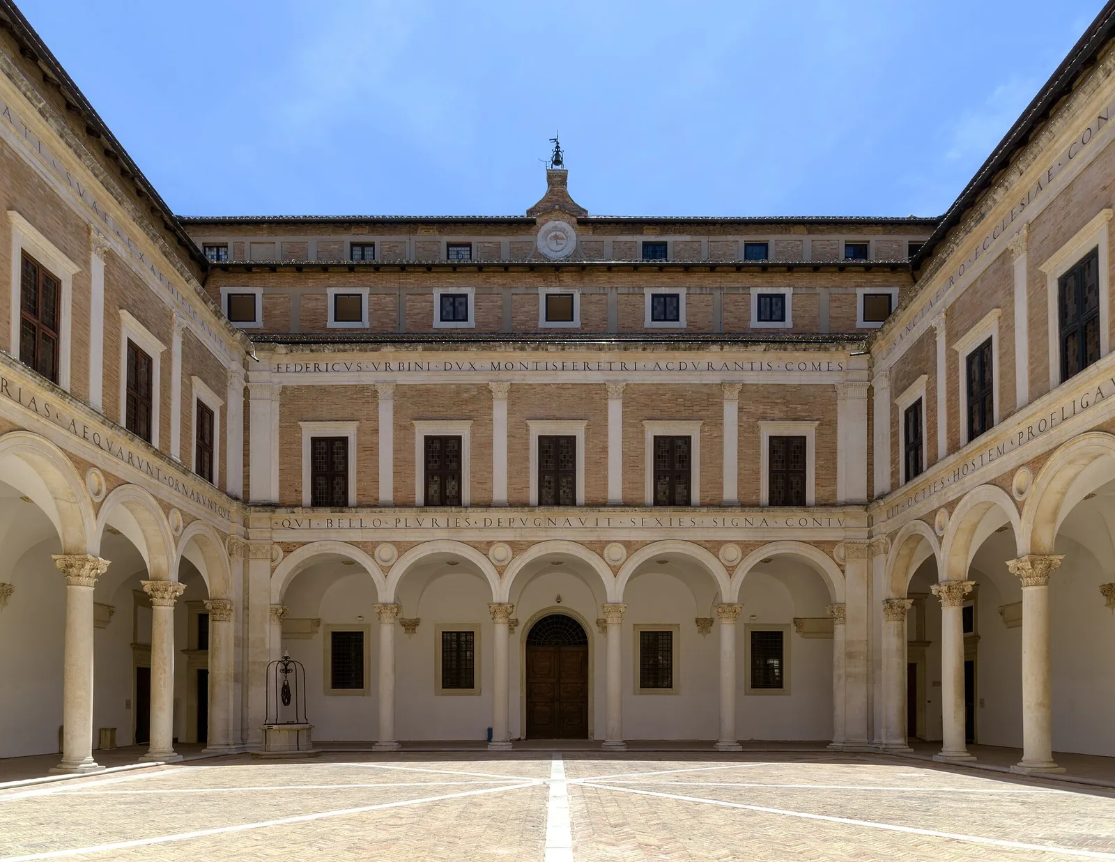 Renaissance-Innenhof mit Säulengang im Palazzo Ducale von Urbino, mit lateinischen Inschriften