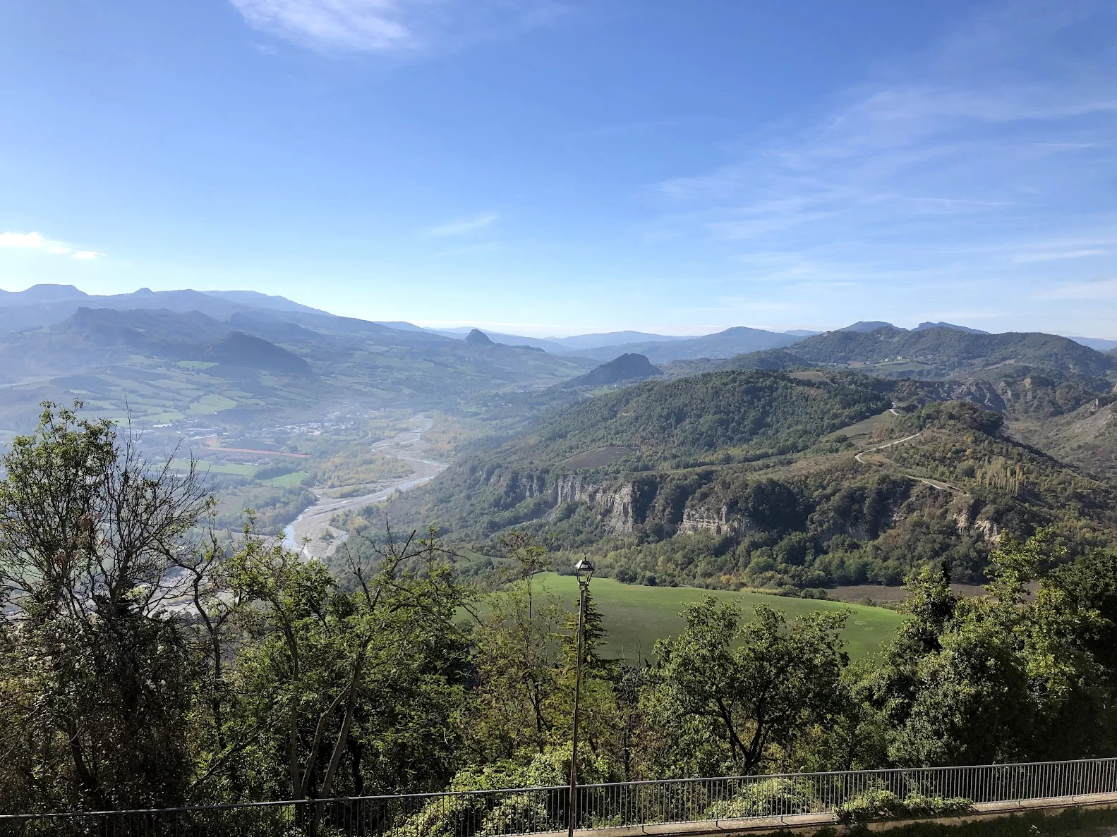 Das Valmarecchia von oben, mit dem Fluss Marecchia, den Felswänden und den Bergen des Montefeltro