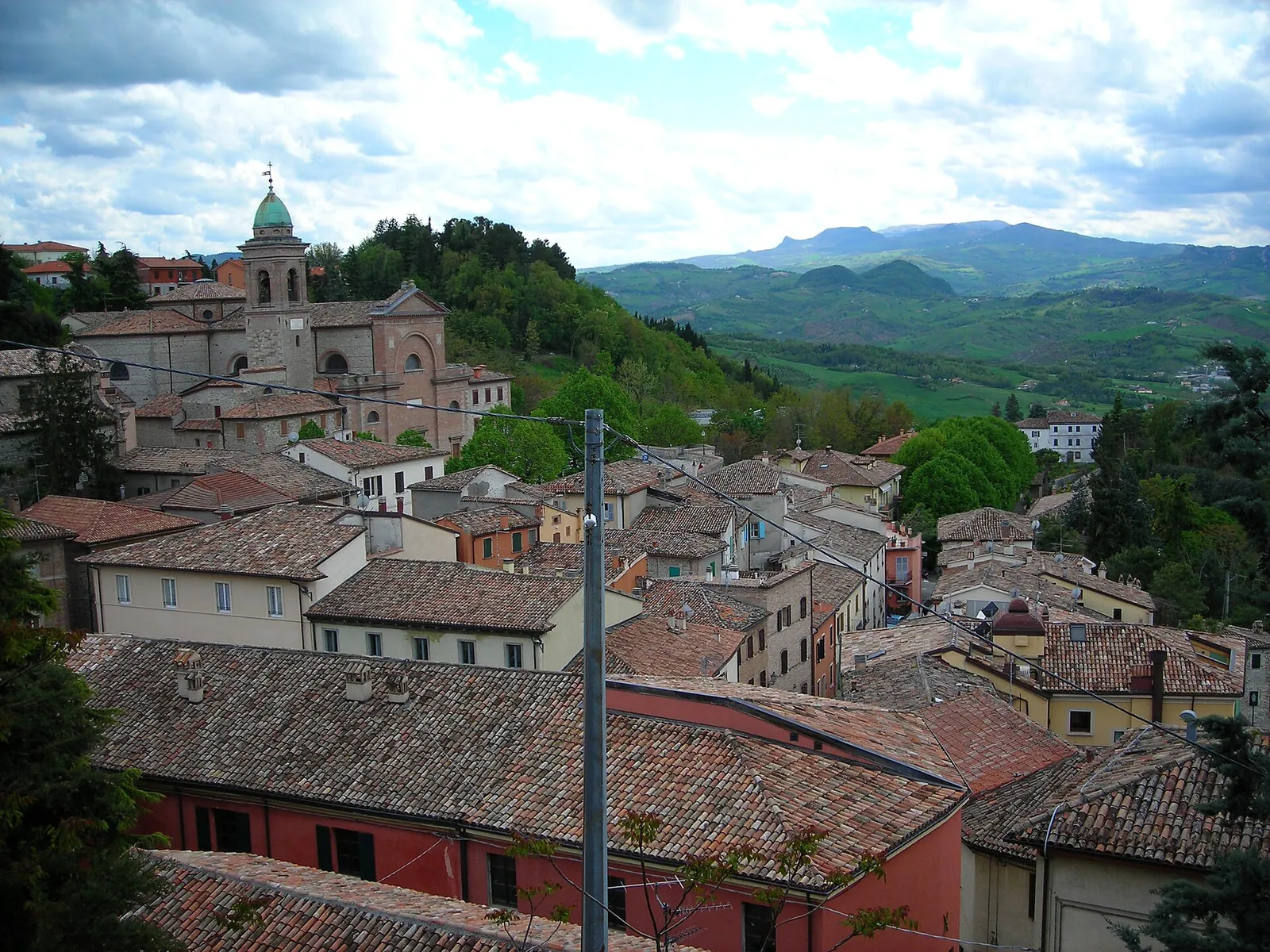 I tetti del borgo di Verucchio con la Collegiata e le colline della Valmarecchia