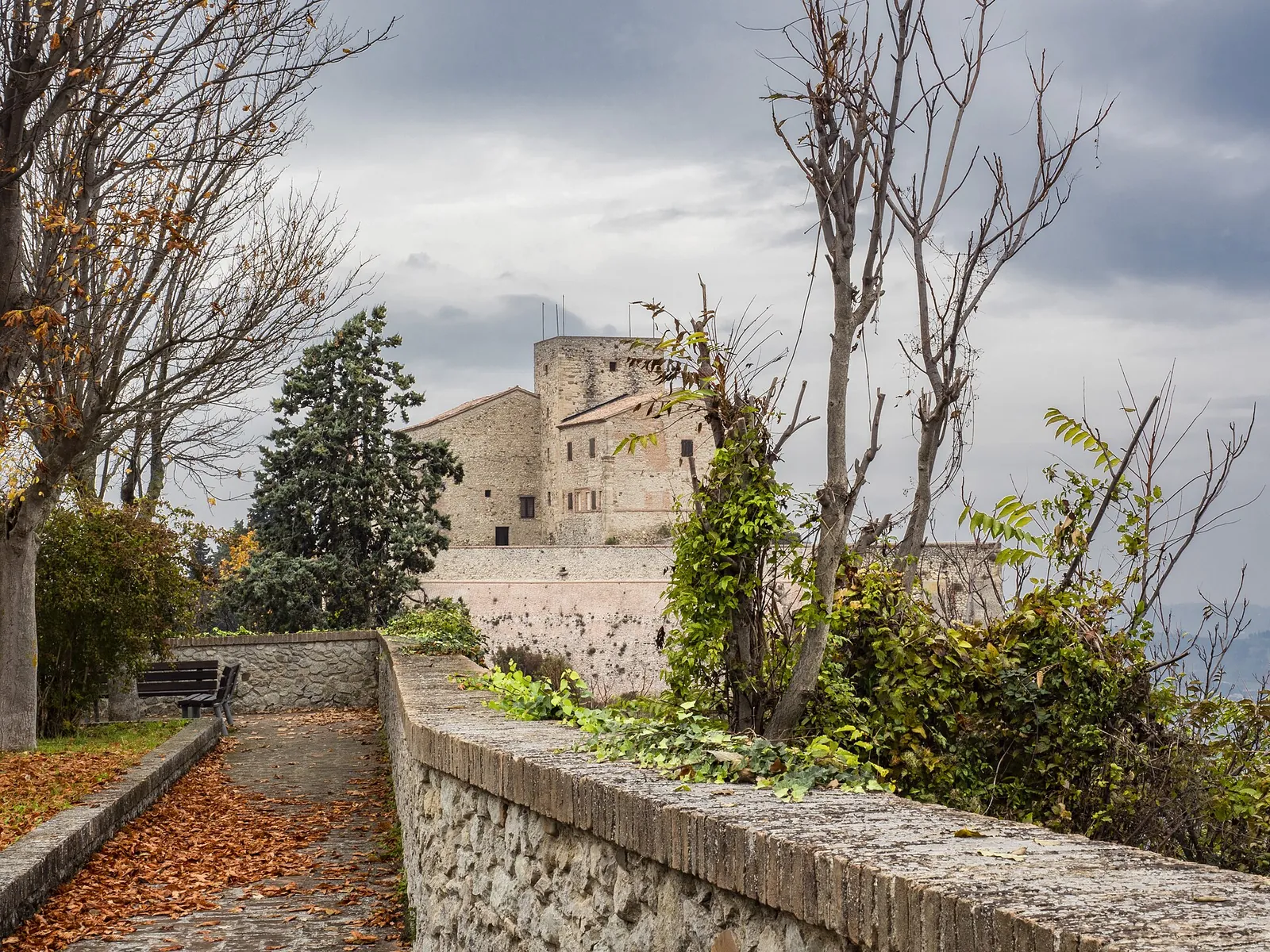 La Rocca Malatestiana di Verucchio vista dal camminamento alberato del borgo