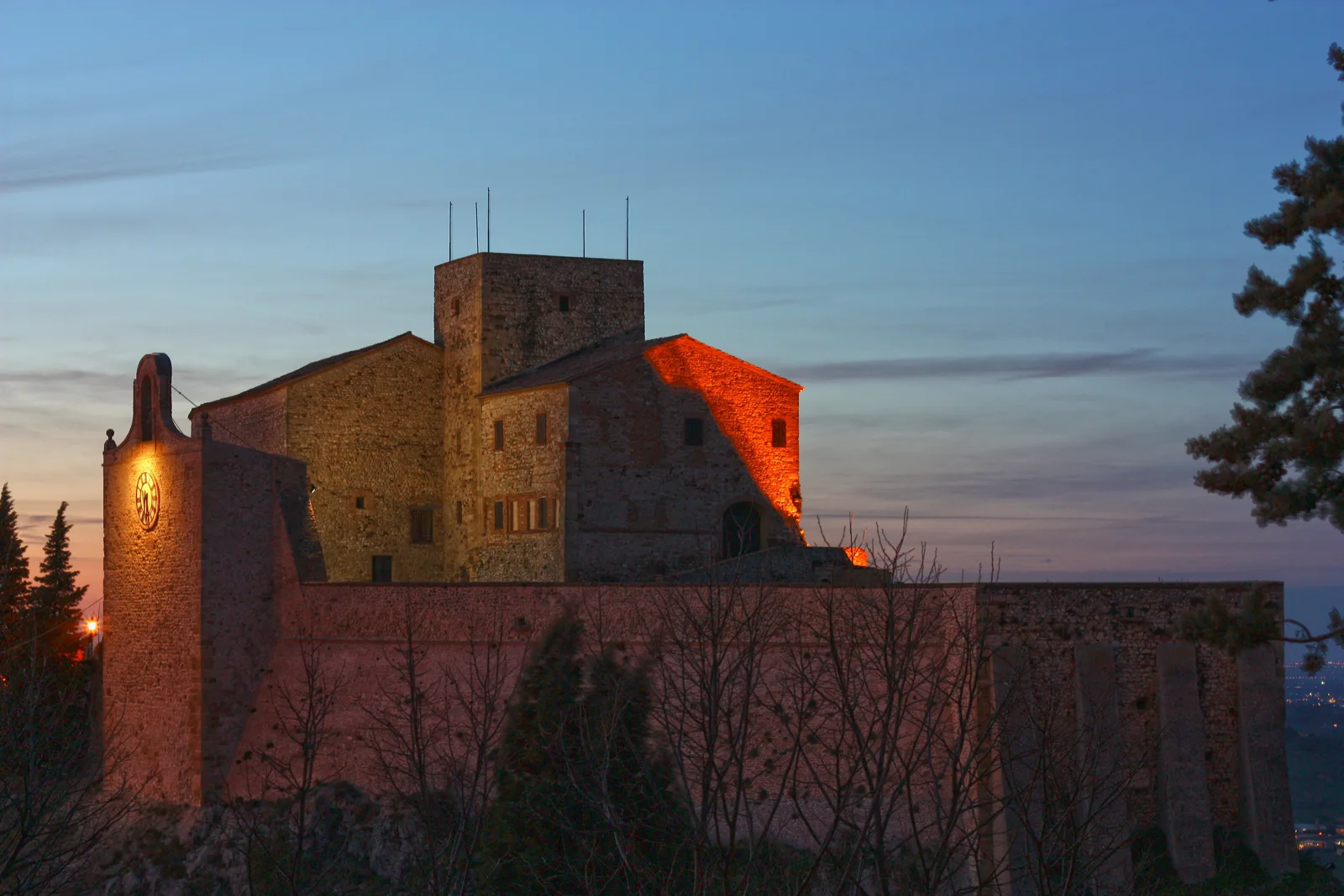 Die Rocca Malatestiana von Verucchio, beleuchtet bei Sonnenuntergang, mit Uhrturm und Bergfried