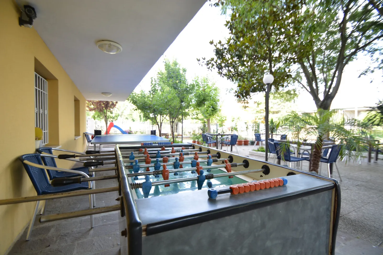 Stolní fotbal a ping-pong na zahradě