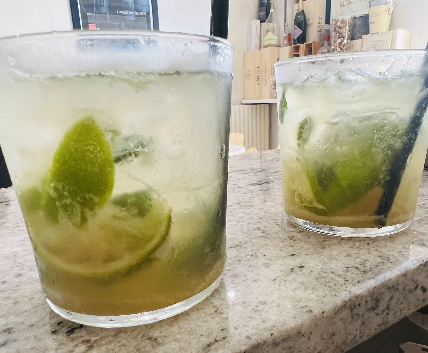 Dvě mojita s limetkou a mátou na pultu hotelového baru