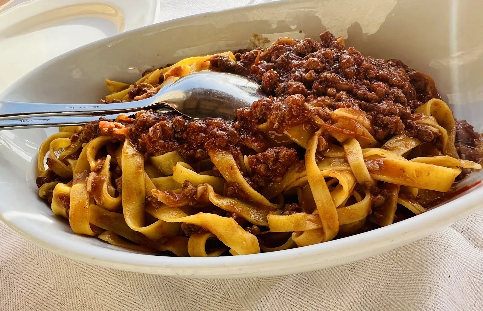 Domácí tagliatelle al ragù, romaňská kuchyně Hotelu Viking