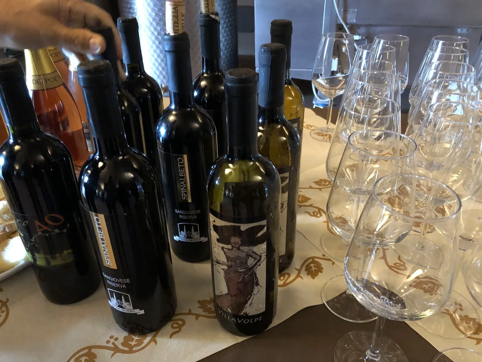 Flaschen Sangiovese Riserva des Weinguts Collina dei Poeti in Santarcangelo, bereit für die Verkostung