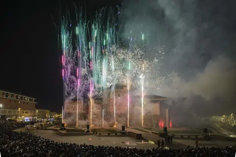 I fuochi d’artificio dell’Assalto al castello a Castel Sismondo, a Rimini, la notte di Capodanno, davanti alla folla in piazza