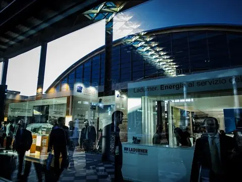 Visitatori tra gli stand in un padiglione della Fiera di Rimini