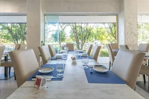 Una tavola apparecchiata nella sala ristorante dell’Hotel Viking