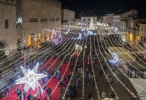 Le luminarie di Natale in piazza Cavour a Rimini, con la grande stella, l’albero e la folla davanti al Palazzo dell’Arengo
