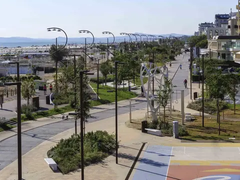 Il lungomare pedonale e ciclabile del Parco del Mare, a 100 metri dall’Hotel Viking