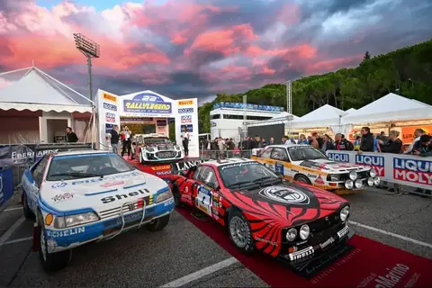 Auto da rally storiche schierate davanti al palco del Rallylegend nella Repubblica di San Marino, al tramonto