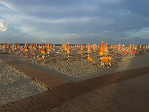 La spiaggia di Viserbella di Rimini con gli ombrelloni e la passerella verso il mare