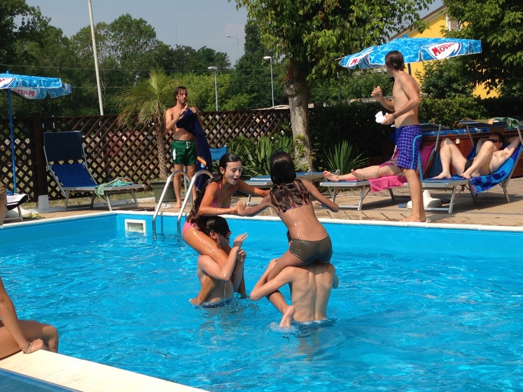 ragazzini giocano in piscina, hotel viking viserbella