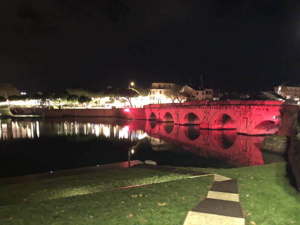 ponte tiberio notte rosa vista notturna