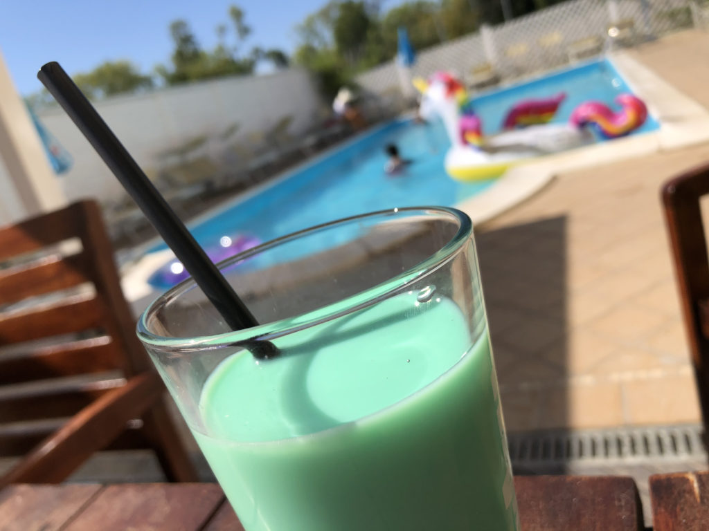 primo piano latte e menta bibita piscina bambini