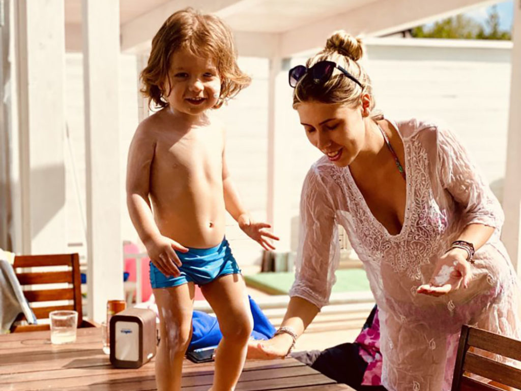 dylan e mamma piscina hotel viking