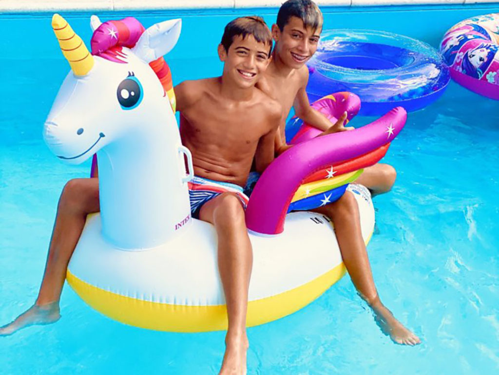 ragazzi piscina unicorno colorato hotel viking