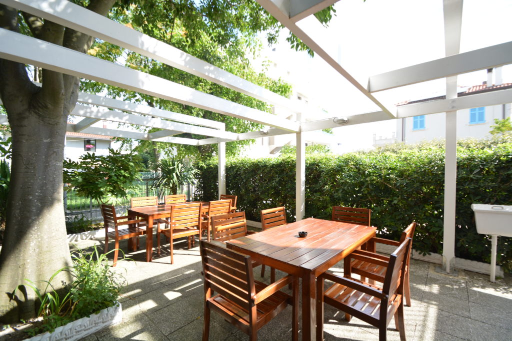 gazebo bianco con tavoli e sedie