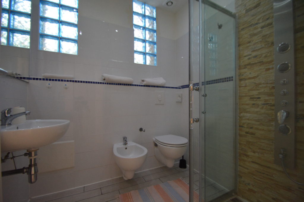 bagno nuovo con box doccia hotel viking