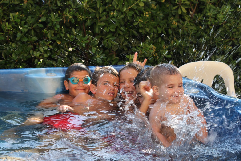 idromassaggio jacuzzi bambini giocano felici