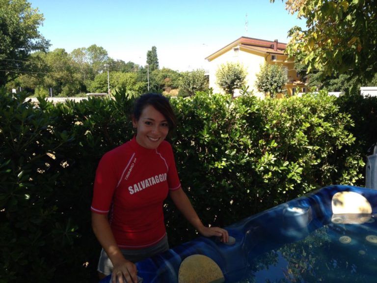 piscina idromassaggio sicuro bagnina