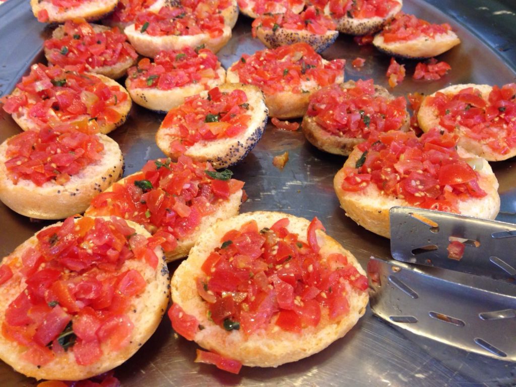 bruschetta al pomodoro, basilico, olio evo