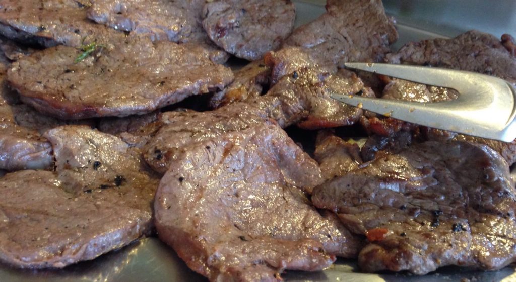 carne alla griglia profumata al rosmarino