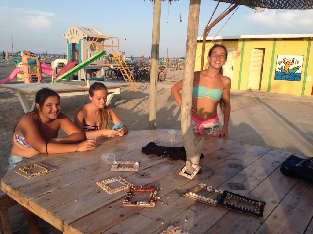 bambine giocano spiaggia animazione