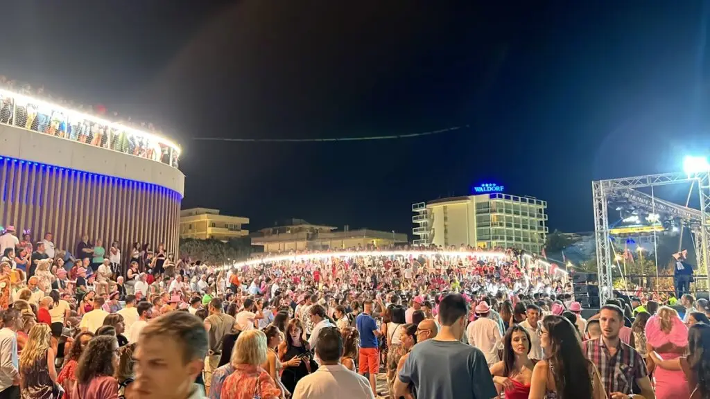 Concerto sulla spiaggia di Rimini durante la Notte Rosa