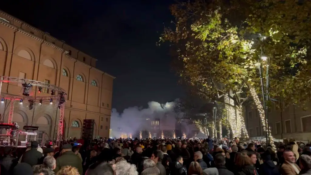 I fuochi d'artificio dell'Assalto al Castello a Capodanno, visti da piazza Malatesta accanto al teatro Galli