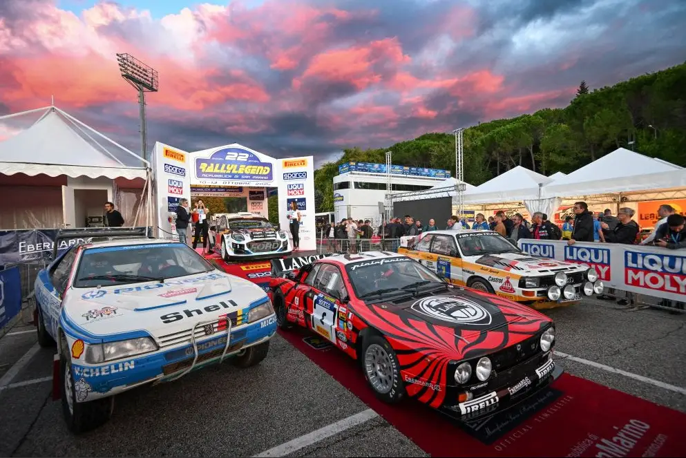 Auto da rally schierate ai box durante il Rally Legend di San Marino