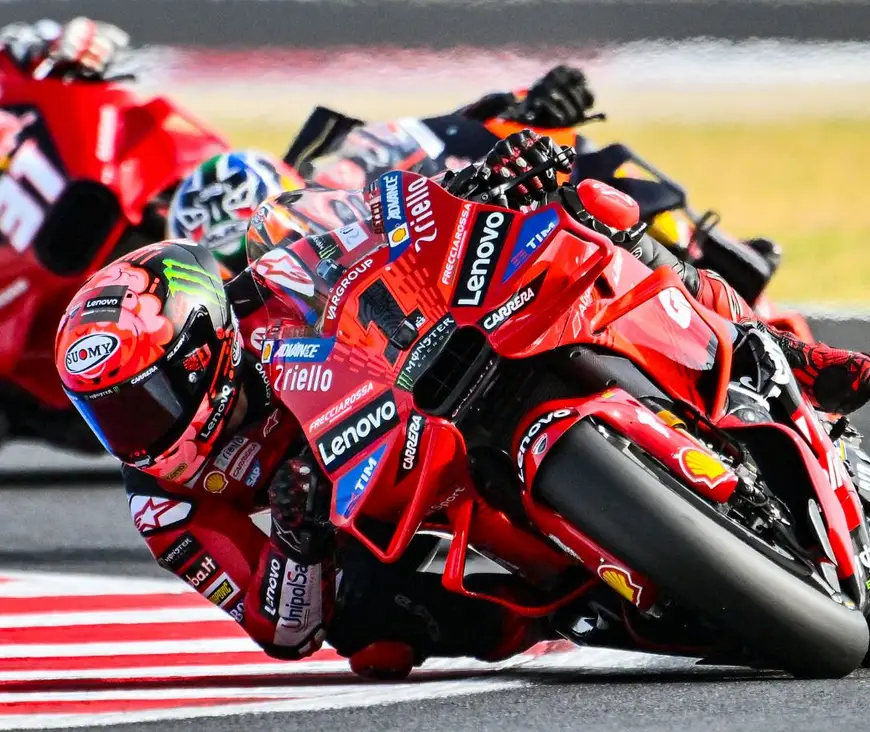 Moto Ducati del team Lenovo in pista durante una gara di MotoGP