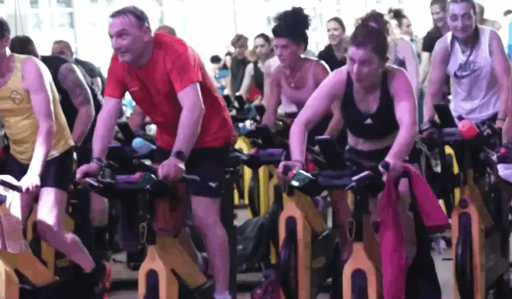 Lezione collettiva di spinning durante un evento fieristico a Rimini