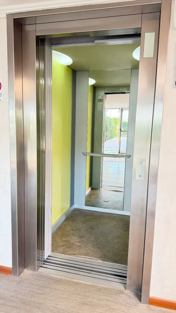 Ascensore per disabili dell'Hotel Viking a Viserbella di Rimini, con porte automatiche, corrimano e specchio