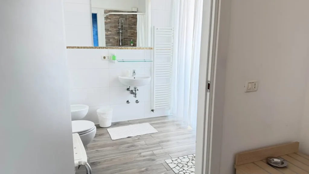 Bagno accessibile della camera Comfort dell'Hotel Viking con lavabo sospeso e pavimento senza gradini