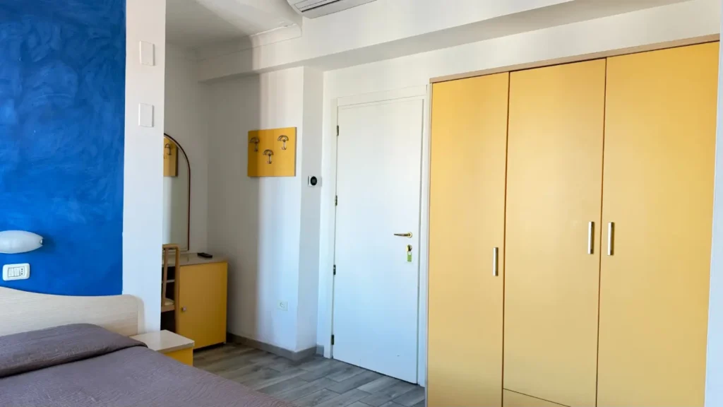 Ingresso della camera Comfort dell'Hotel Viking con armadio e climatizzatore