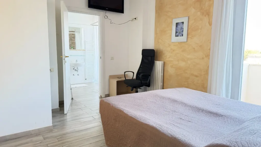 Camera Comfort per persone con disabilità dell'Hotel Viking a Viserbella di Rimini, con letto matrimoniale e accesso diretto al bagno accessibile