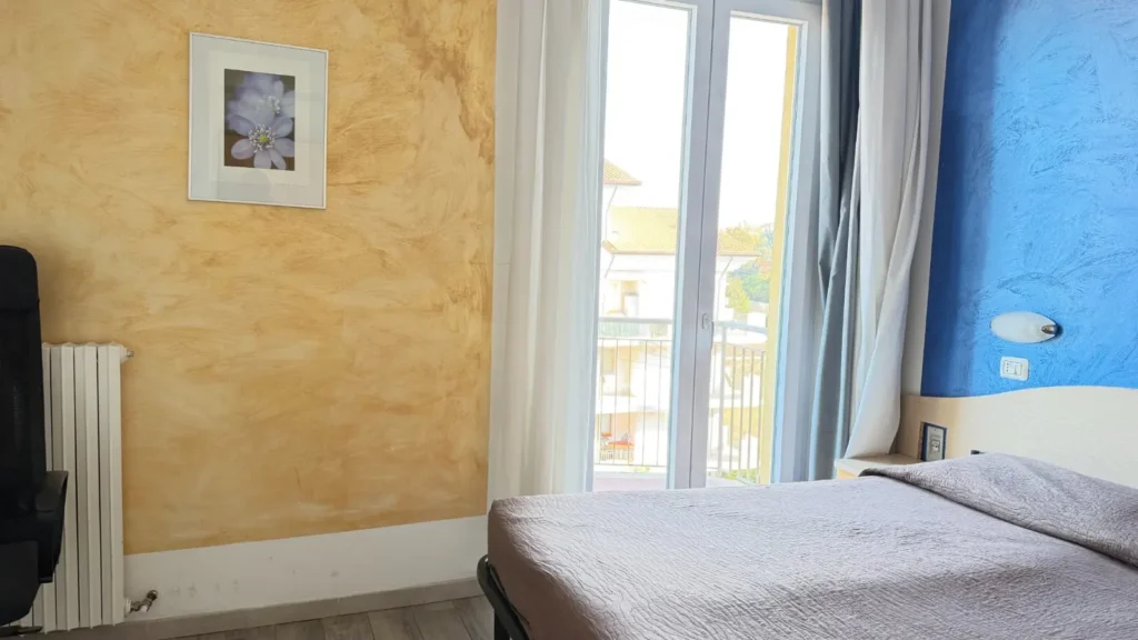 Camera Comfort dell'Hotel Viking con portafinestra sul balcone