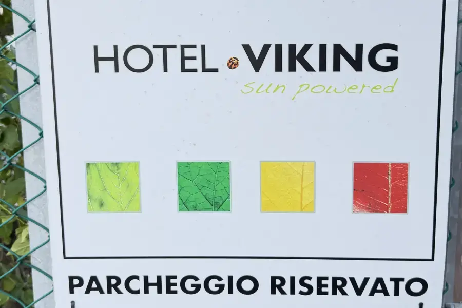 Cartello Parcheggio riservato Hotel Viking all'ingresso del parcheggio privato