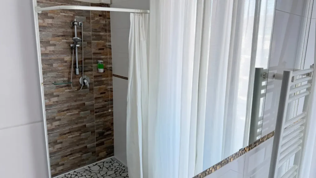 Doccia accessibile con tenda nella camera Comfort dell'Hotel Viking a Viserbella di Rimini
