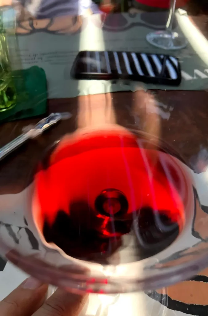 Calice di vino rosso Sangiovese a tavola sulle colline di Montebello